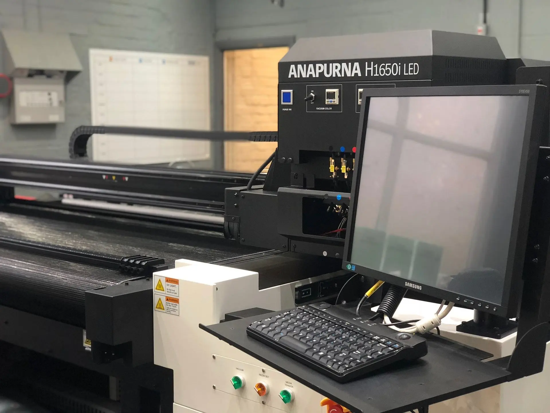 Agfa Anapurna Flatbed UV Printer creating high-resolution prints for signage